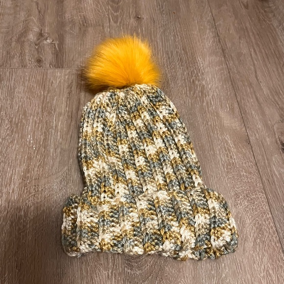 Knitted winter hats - Picture 4 of 4
